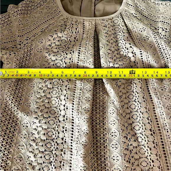 Banana Republic, size 4 lace top, rounded neckline and zip up in back. - Picture 4 of 7